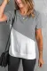 Camiseta gris con cuello redondo y bloques de color