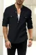 Camisa negra de manga larga con medio botón y bolsillo para hombre