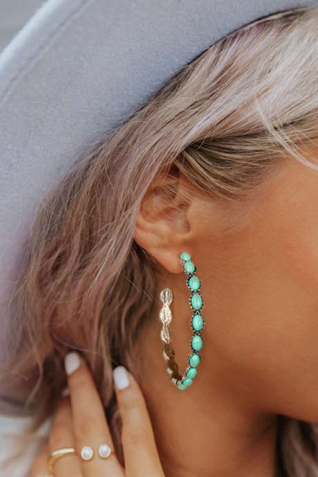 أقراط مرصعة بالأحجار الكريمة باللون الأزرق السماوي على شكل حرف C.