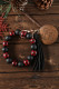Porte-clés pompon bracelet en perles de bois à carreaux rouges