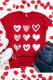 Красная футболка с изображением валентинки и блестками в форме сердца
