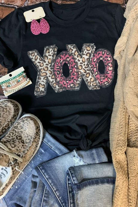 Czarna koszulka z nadrukiem XOXO w panterkę