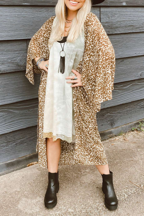 سترة منفضة بأكمام طويلة وطبعة جلد الفهد باللون البني