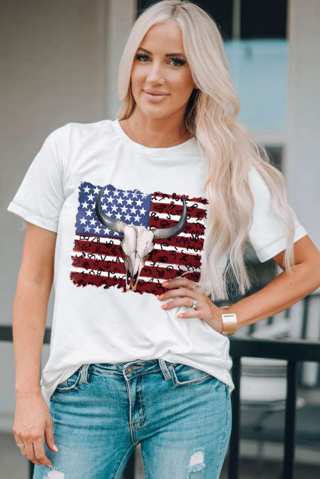 T-shirt blanc à motif de crâne de taureau et drapeau américain