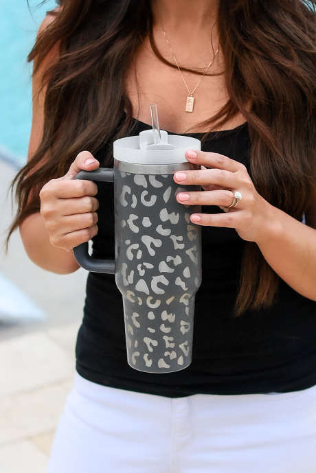 Taza portátil de acero inoxidable con estampado de leopardo gris de 40 onzas con asa BH05755-11