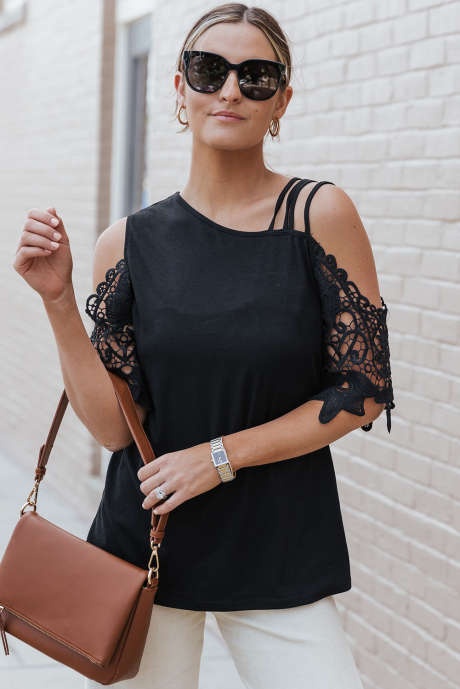 Top a spalla fredda con spalline in pizzo nero