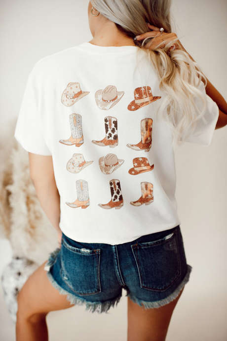 T-shirt blanc avec chapeau et bottes de cow-boy à double face