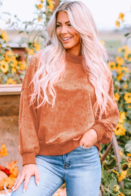 Sudadera naranja con cuello redondo y hombros caídos