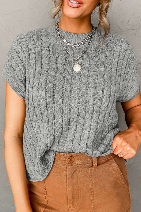 Pull gris à manches courtes et col rond en tricot torsadé
