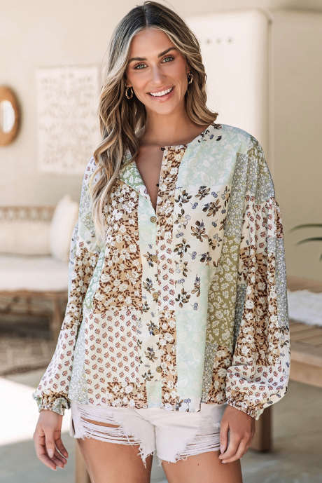 Monivärinen kukkakuvioinen tilkkutäkkikuvioinen pitkähihainen paita