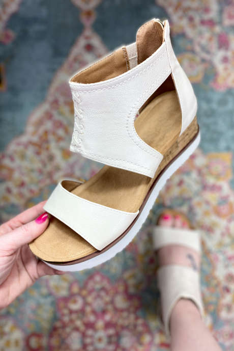 Białe, krzyżowe, skórzane sandały gladiatorki z wydrążonymi detalami