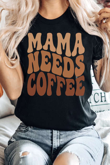 Musta MAMA NEEDS COFFEE Graafinen T-paita