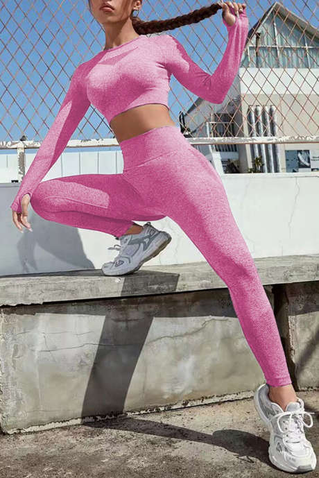 Conjunto deportivo de yoga con leggings y top corto de manga larga de color sólido rosa brillante