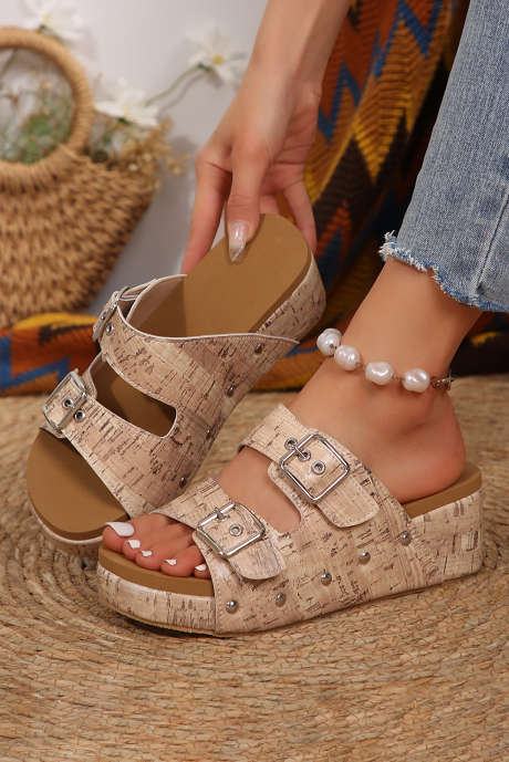 Chinelos de plataforma cravejados de fivela retrô cáqui pálido BH023710-P5016