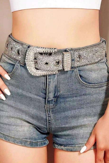 Белый ремень с пряжкой, украшенной стразами