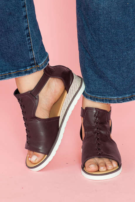 Uformelle PU-utskjæring med spenne og plateausandaler