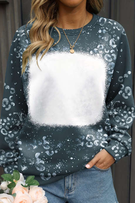 Blauw sweatshirt met gebleekte raglanmouwen en ronde hals met luipaardprint