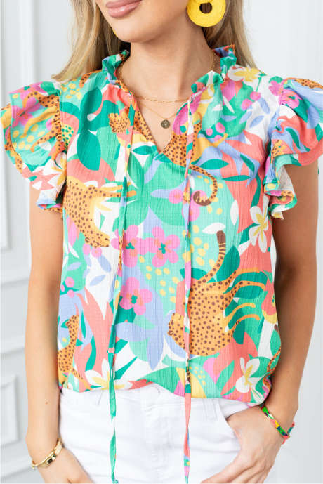 Blusa floral de verão com babados verdes e gola dividida