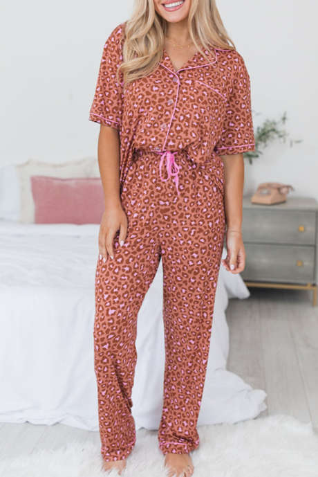Conjunto de pijama e camisa de manga curta com estampa de leopardo marrom