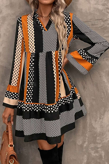 Minivestido listrado preto com estampa de bolinhas e bainha com babados e decote em V LC6122084-P222