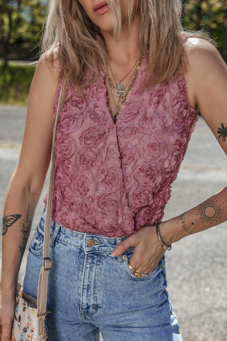 Body bez rukávů s květinovým texturou a výstřihem do V