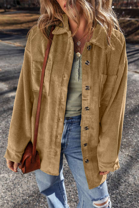 Vaalea ranskalainen beige Patched Pocket Button Up vakosametsasali