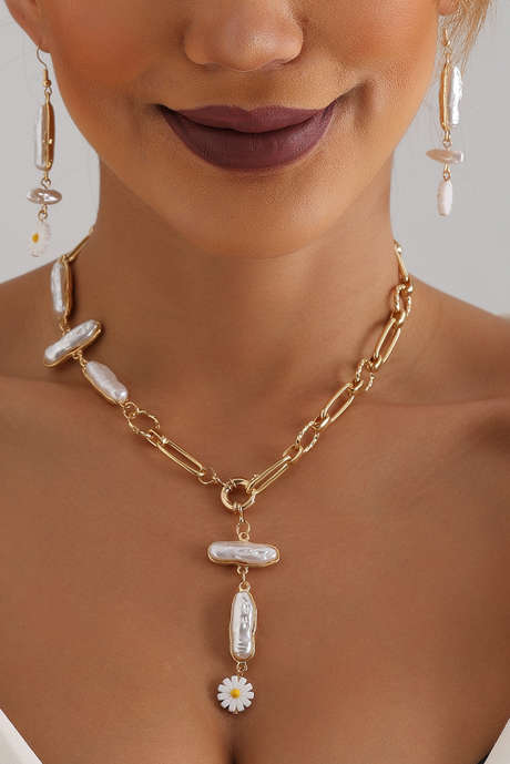 Gargantilha com corrente articulada em margarida e pérolas falsas douradas BH01295-P12