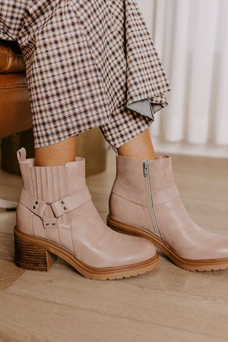 Stivaletti beige con cerniera e tacco spesso