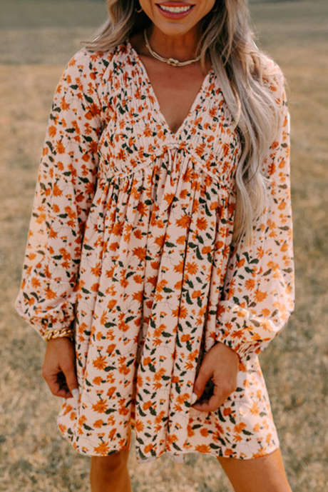 Vestido babydoll con escote en V profundo y mangas abullonadas con frunces en el busto y estampado floral beige