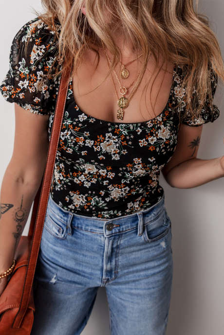 Črn bodi s kratkimi napihnjenimi rokavi z U izrezom in cvetličnim vzorcem