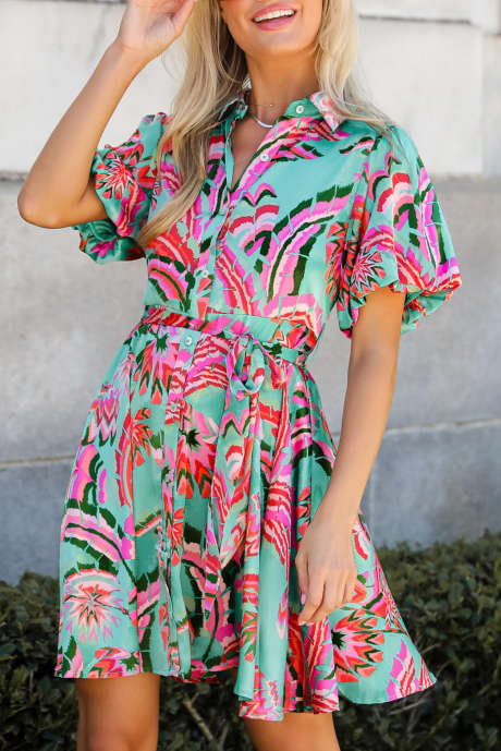 Vestido corto con botones y cintura alta, con cordones y estampado abstracto verde LC6122435-P920