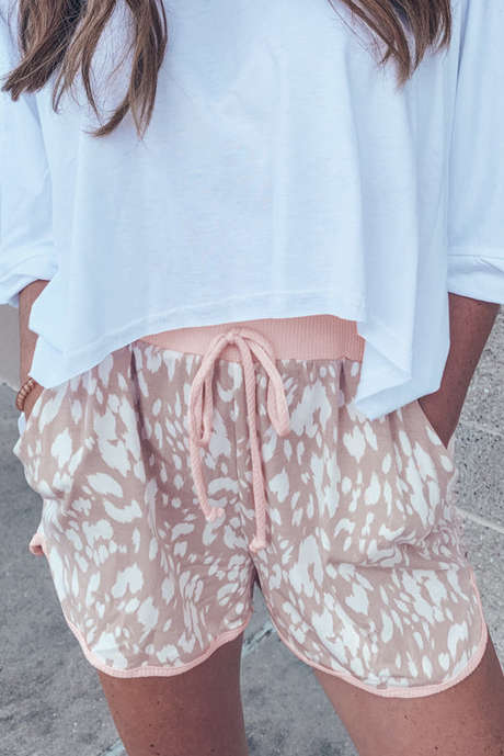 Kakifärgade klassiska leopardfärgade shorts med elastiskt midjeband
