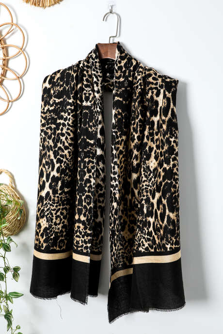Bufanda cálida con borde sin rematar y estampado de leopardo negro BH041721-P2