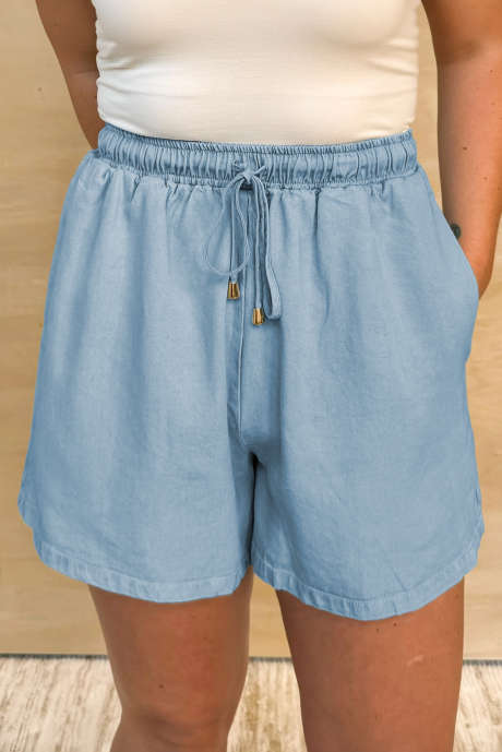 Short grande taille en chambray délavé bleu avec cordon de serrage et taille élastique