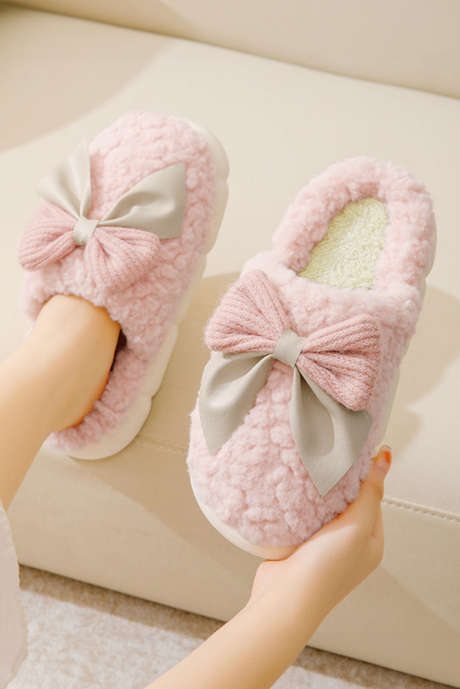 Pantufas de inverno de pelúcia com apliques de laço rosa contrastante (as cores dos laços podem variar de acordo com o lote)