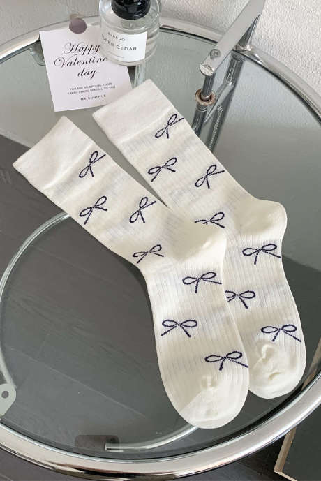 Weiße gerippte Crew-Socken mit Schleifenknoten-Print