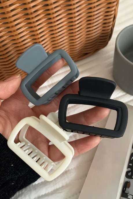 Zwarte minimalistische matte uitgesneden haarklem