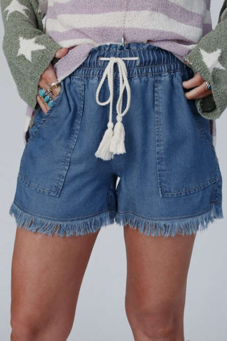Short en jean bleu Ashleigh avec ourlet brut et cordon de serrage, taille élastique et poches