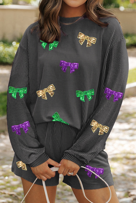 カーボングレーの蝶結びパッチ柄コード付き長袖トップスとショーツの衣装