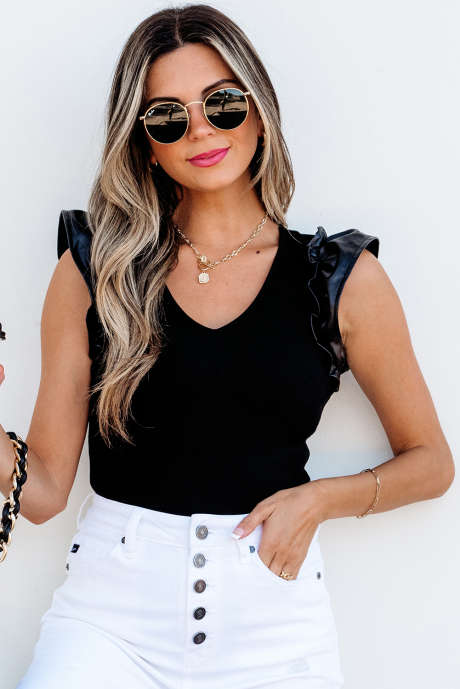 Schwarzer Body aus Kunstleder mit Rüschen und Patchwork sowie geripptem V-Ausschnitt