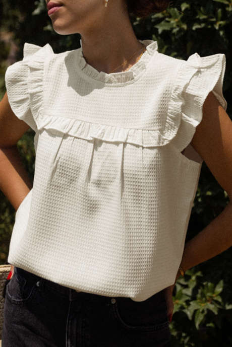 Blusa de punto gofre con ribetes con volantes en color blanco liso