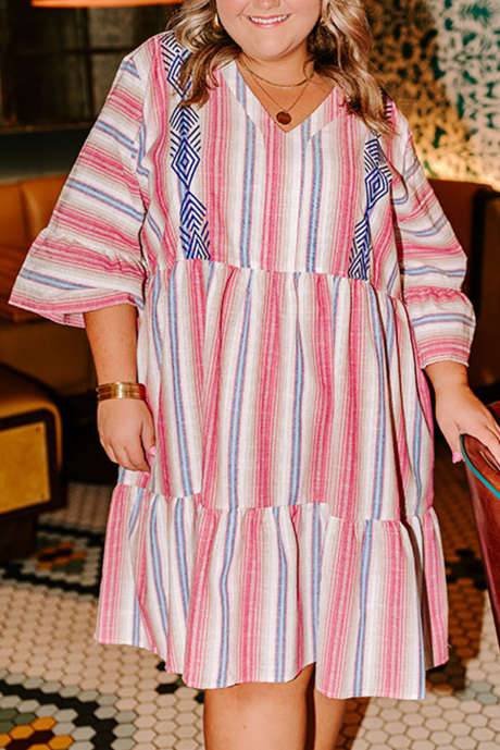 Платье больших размеров в белую полоску с вышитыми деталями, расклешенное, с рукавами 3/4 и V-образным вырезом