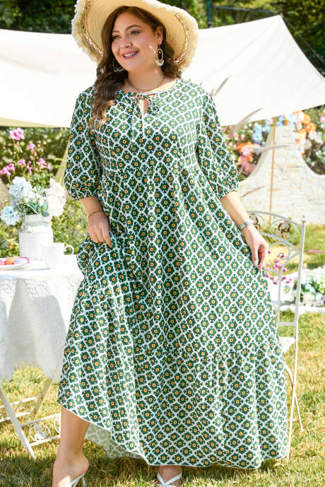 Grünes Maxikleid mit halblangen Ärmeln und geometrischem Blumendruck in Übergröße