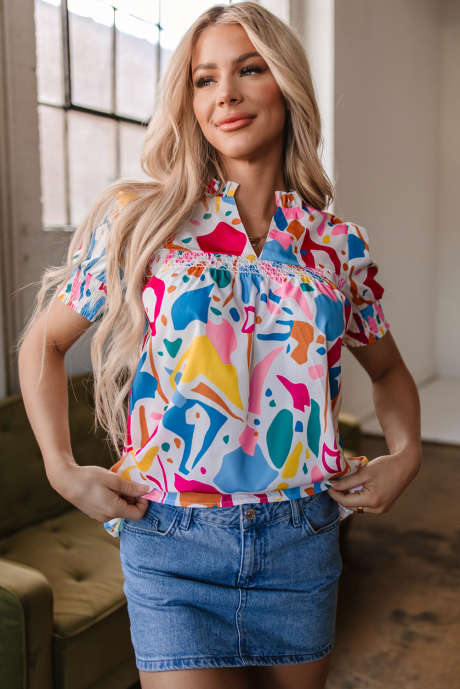 Blusa com estampa abstrata multicolorida e detalhe de renda franzida, manga curta e gola dividida
