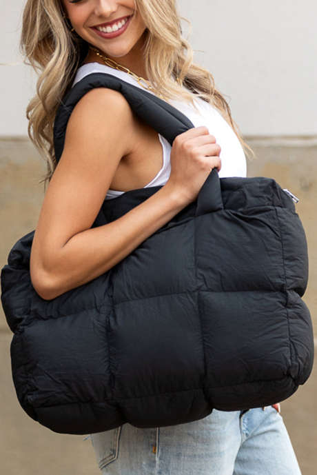 Цвет черный. Стеганая большая сумка-тоут с застежкой-молнией.