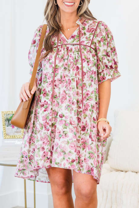 Vestido curto solto plus size com decote aberto e manga curta floral rosa