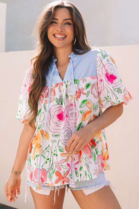Chemisier à manches courtes bouffantes à col en V et à volants avec imprimé floral multicolore et empiècement rayé