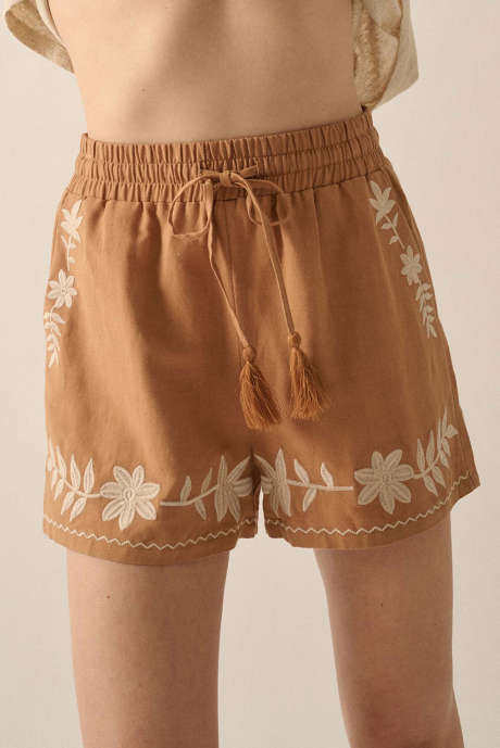Khaki broderade bohemiska shorts med tofsar och dragsko i midjan