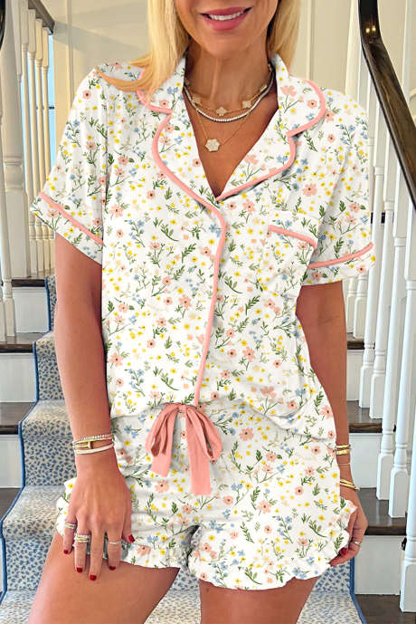 Set pigiama corto con stampa floreale bianca e bordini a contrasto