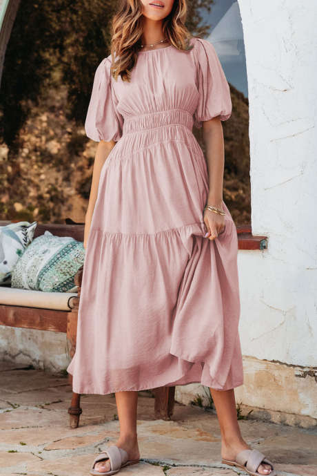 Robe mi-longue fluide rose à manches bouffantes et taille haute plissée